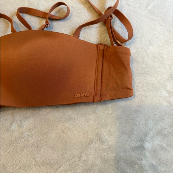 SKIMS Wireless Strapless Bra - Bronze 32C - Picture 5 of 6